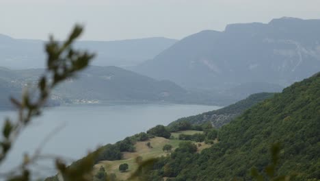 Lac-Bourget-Im-Osten-Frankreichs,-Aix-les-Bains,-Erhöhter-Aussichtspunkt,-Grüner-Hügel