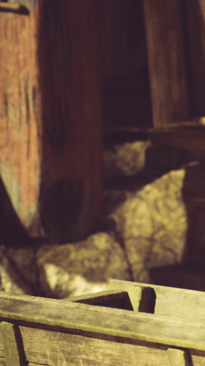 Texture di legno e luce calda creano un'incantevole atmosfera rustica.