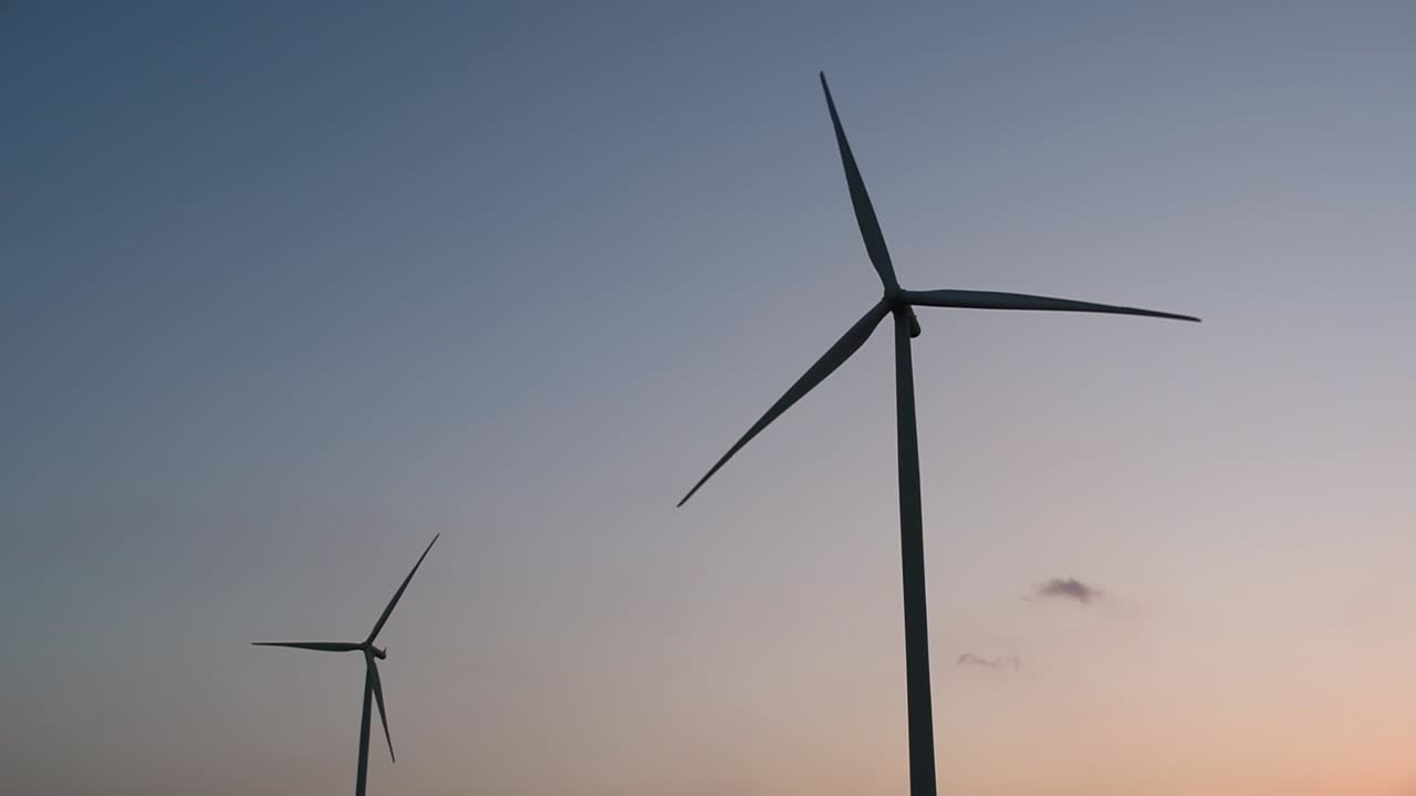 silueta de turbinas eólicas contra el cielo azul durante la puesta de sol, energía alternativa limpia en tailandia y el sudeste asiático continental