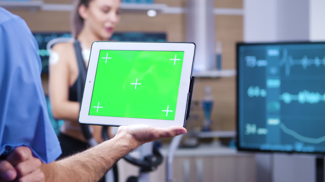 спортсменка бежит с электродами, прикрепленными к ее телу