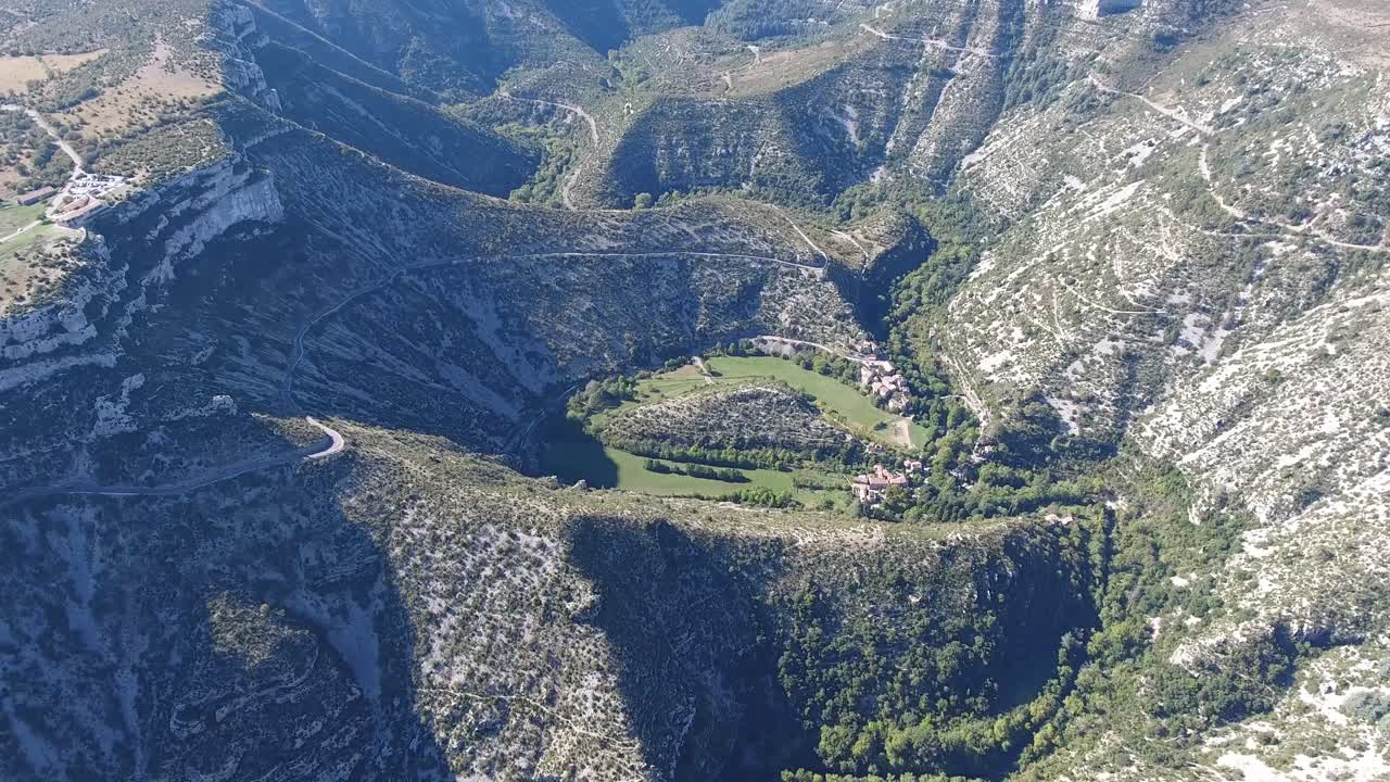 프랑스의 커다란 침식 지형인 cirque de navarelles 위를 날아다니고 있습니다.