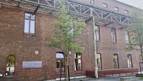 antigua casa de ladrillo con albergue juvenil en el parque paisajístico de duisburg en el área de viejos andamios de acero en alemania