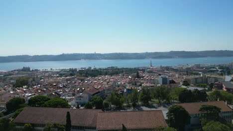 Vista-Aérea-Panorámica-De-La-Ciudad-De-Lisboa,-Portugal,-Con-Edificios-Arquitectónicos-Portugueses-Y-El-Río-Tajo.