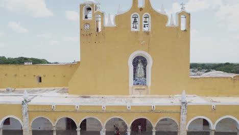 acercamiento a la iglesia de izamal