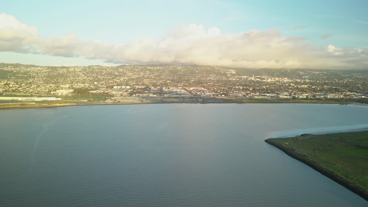 시저 차베스 공원, 버클리의 도시 풍경, 조용한 만 물, 구름이 가득한 푸른 하늘 아래의 공중 사진