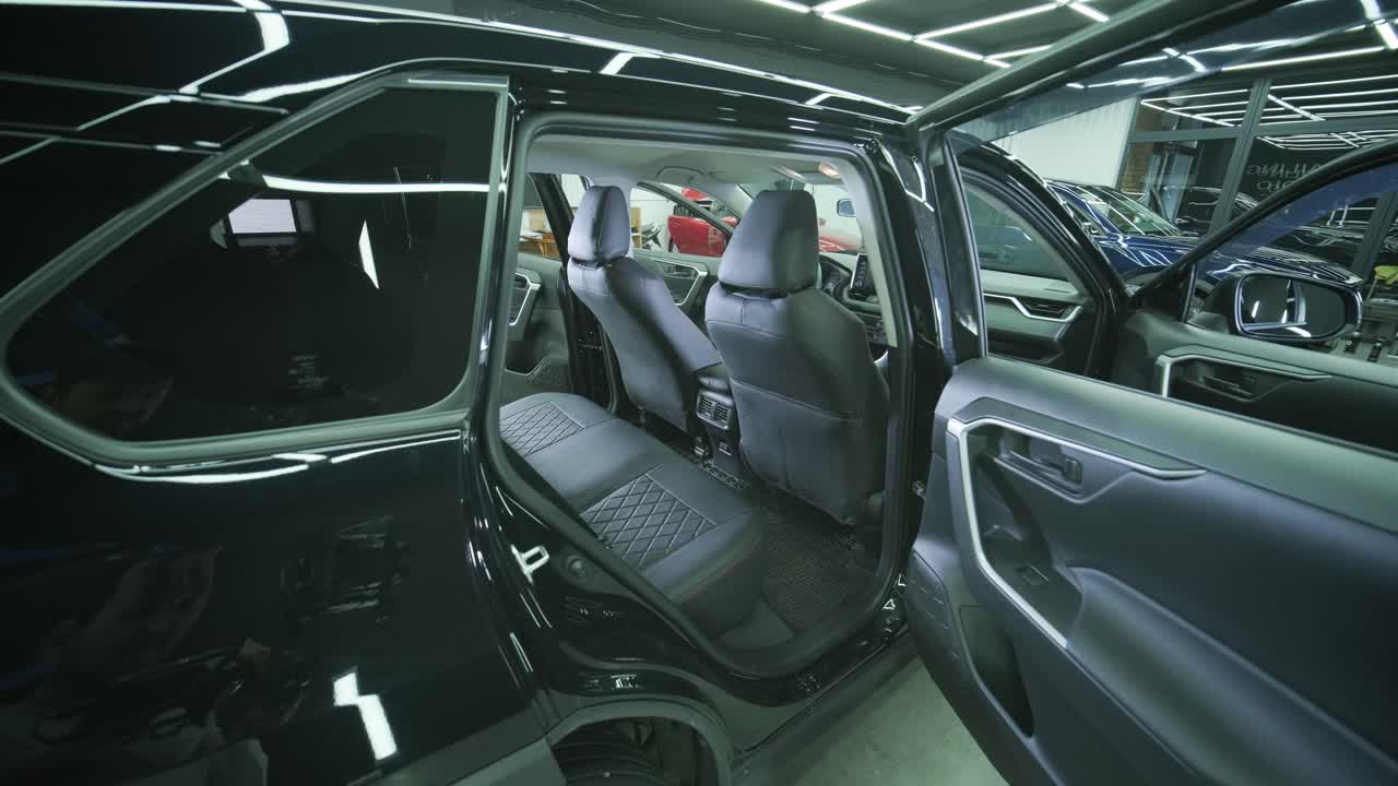 cubiertas de asiento de cuero negro en el coche. hermoso diseño interior de automóvil de cuero. asientos de cuero de lujo en el automóvil.