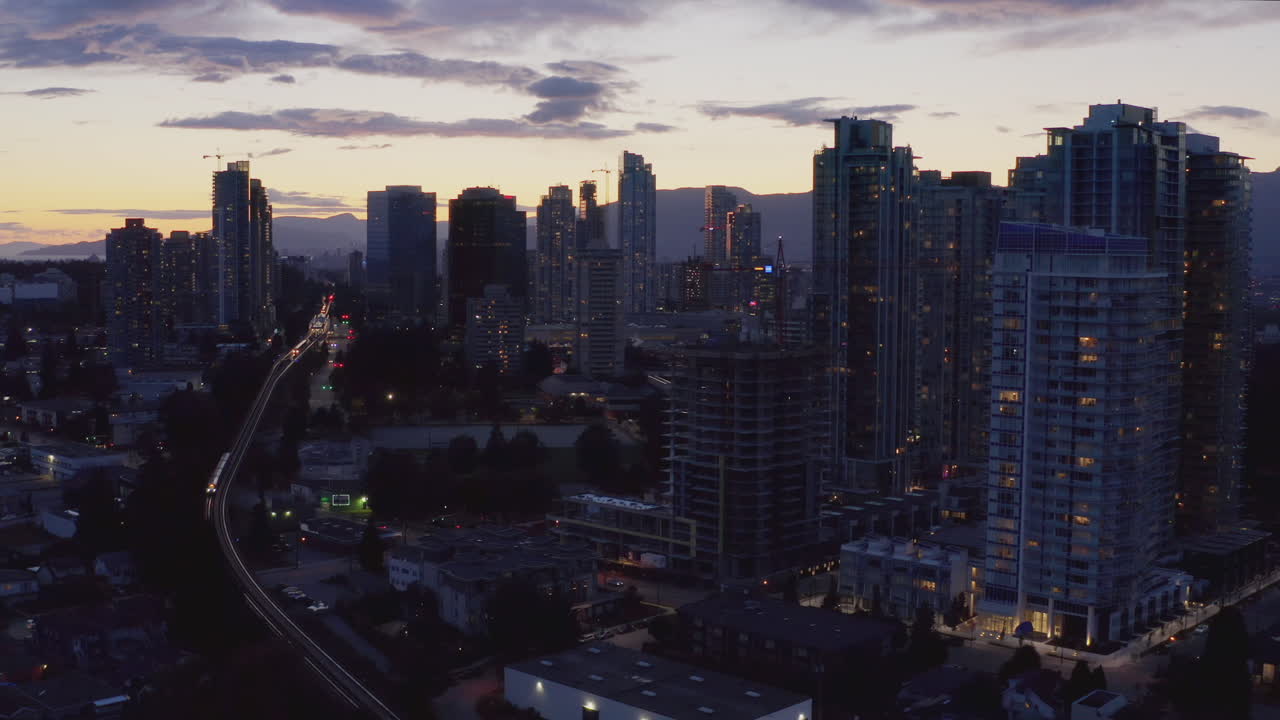 vista aérea de la puesta de sol en órbita inversa de burnaby, el horizonte de la ciudad de colombia británica