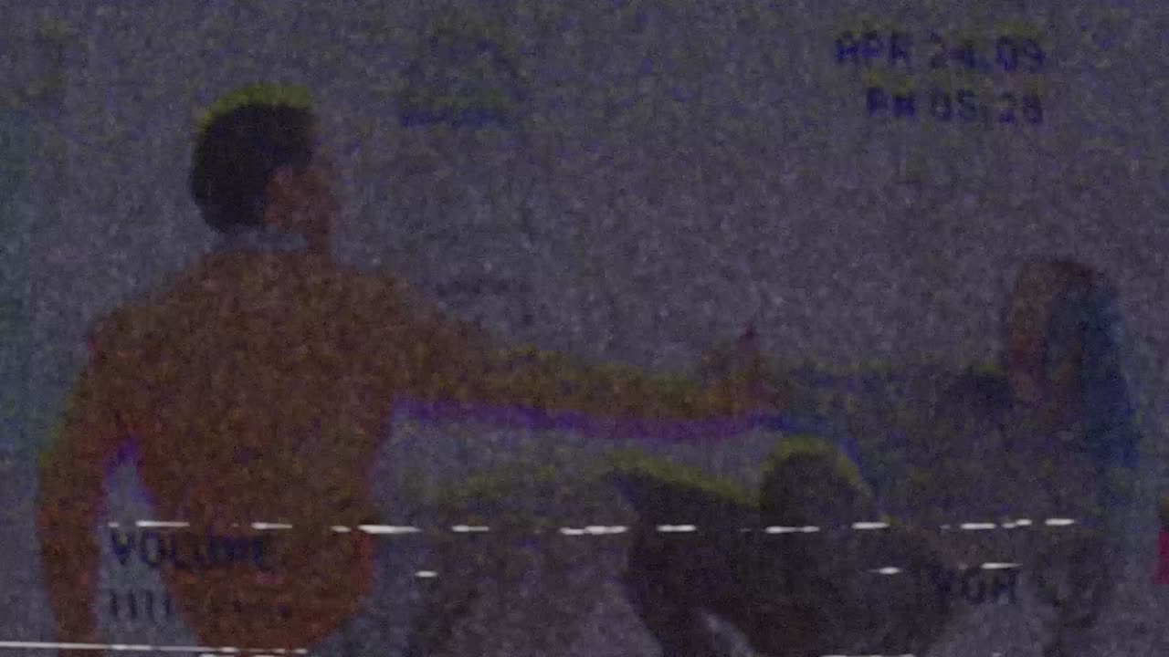 Efek Glitch VHS Retro di Layar TV dengan Orang Menari