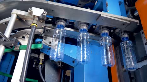 pista de movimiento rápido de la máquina de moldeo por soplado de botellas de agua.
