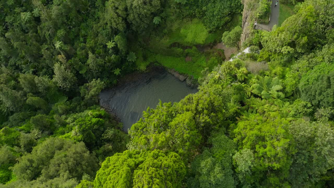 establecimiento de la toma de velo nupcial cae empinada caída por el acantilado, drone tiro