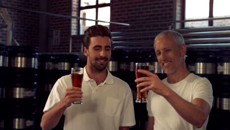 Trabajadores-De-La-Cervecería-Brindando-Con-Una-Pinta