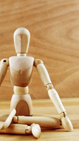 figurina haciendo yoga.