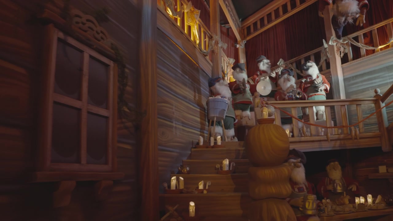 Rovaniemi, Finlandia - 3 gennaio 2026: Sci vintage in legno, bastoncini da sci e ciaspole decorative appesi a una rustica parete di baita in legno illuminati dalla calda luce di una lanterna