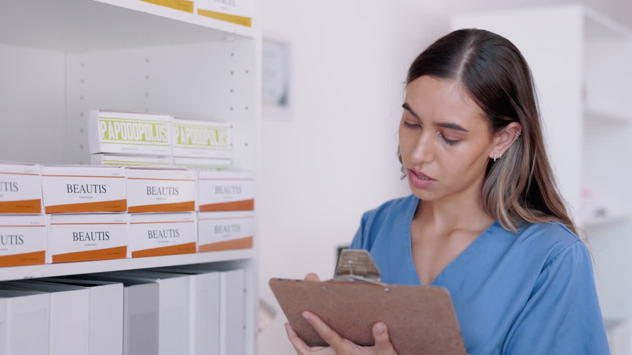 médico, mujer y clipboard para el inventario