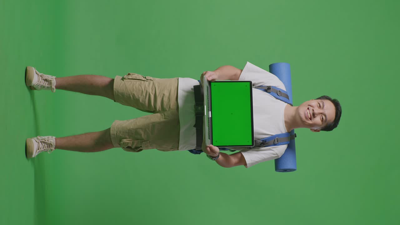 hombre con computadora portátil y mochila en pantalla verde