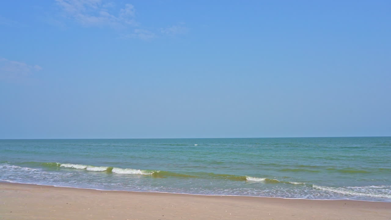 아침 햇살에 해변과 파도의 넓은 샷