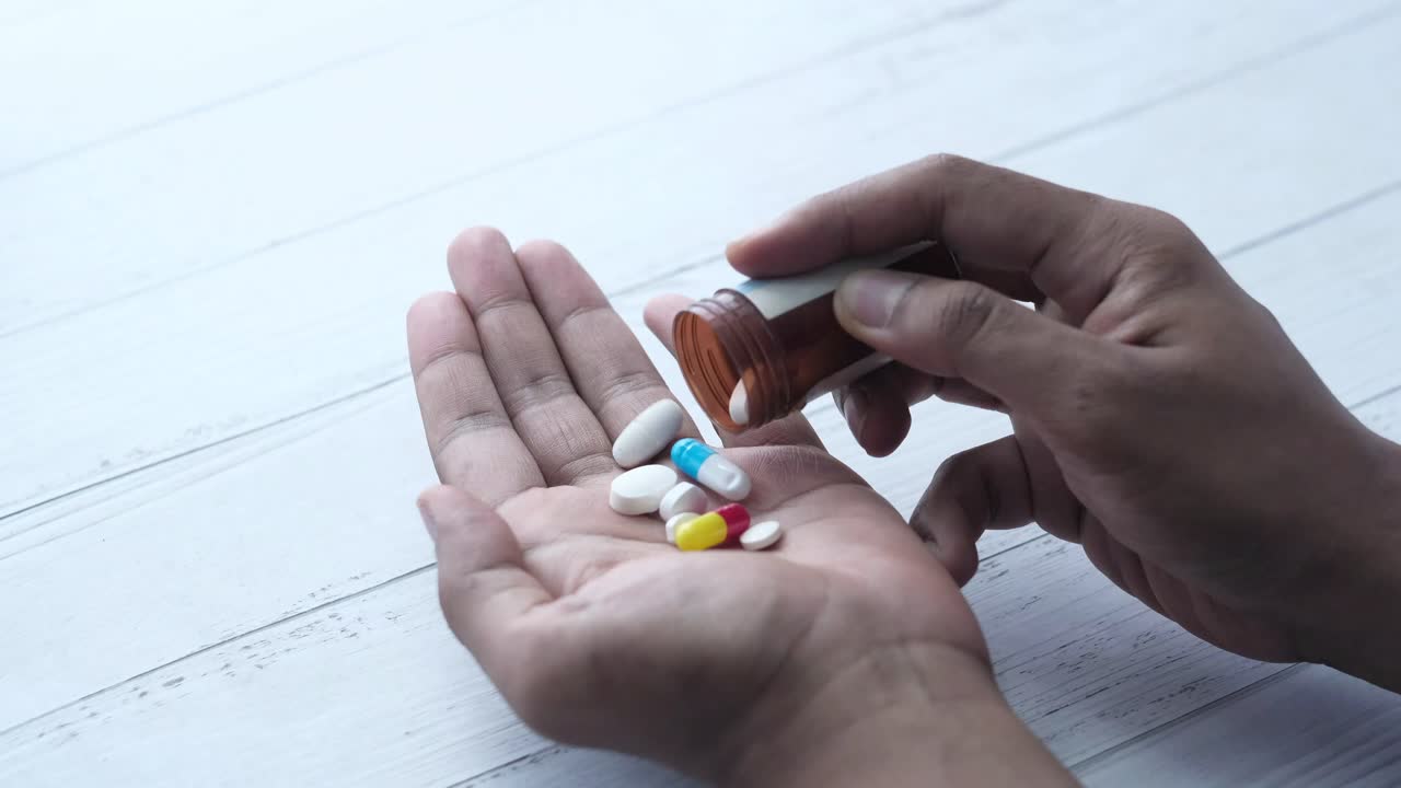 약을 복용하는 사람