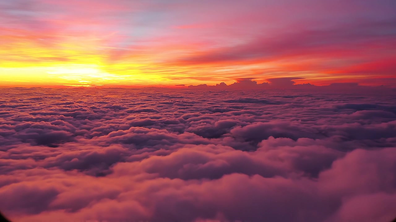 Vista di un cielo vibrante al tramonto sopra le nuvole