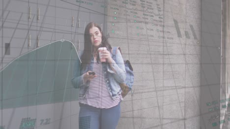 animación del procesamiento de datos estadísticos sobre mujeres caucásicas que usan teléfonos inteligentes al aire libre