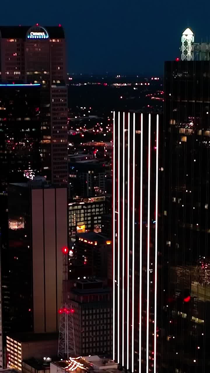 Vista aérea das luzes da cidade de Dallas à noite