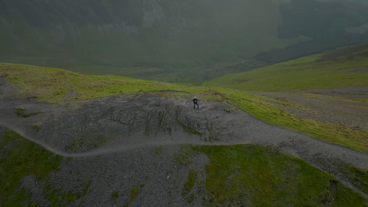 caminante de montaña en la cumbre de alto verde cayó