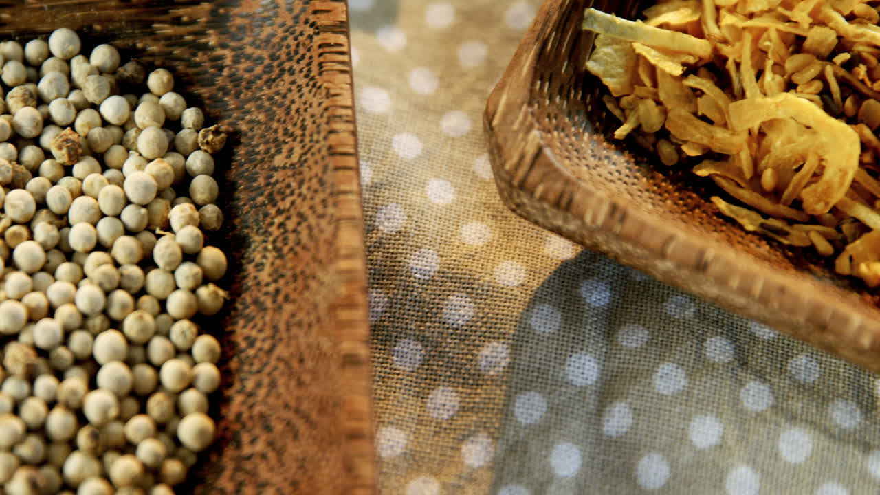 목조 그 4k에 다양한 향신료