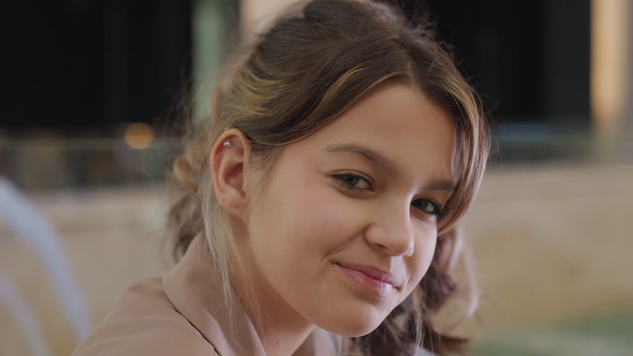 Mujer segura de sí misma con una sonrisa sutil, atardecer con mármol y una iluminación dispuesta artísticamente; mujer serena con una sonrisa dulce capturada en un entorno sofisticado e iluminado