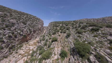antena de bajo fpv a lo largo del borde árido y escarpado del cañón de roca conduce a sumergirse en el interior