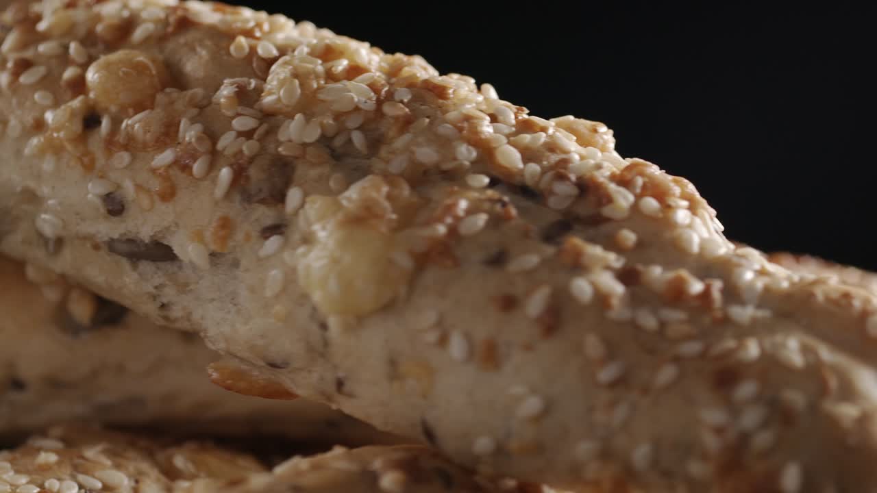 검은색 바탕에 회전하는  바게트의 촬영