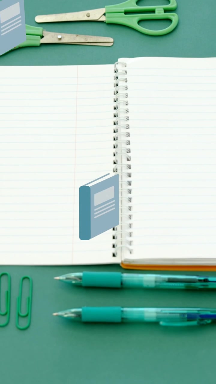Animazione di libri scolastici blu che si muovono sopra un quaderno e cancelleria scolastica su una scrivania