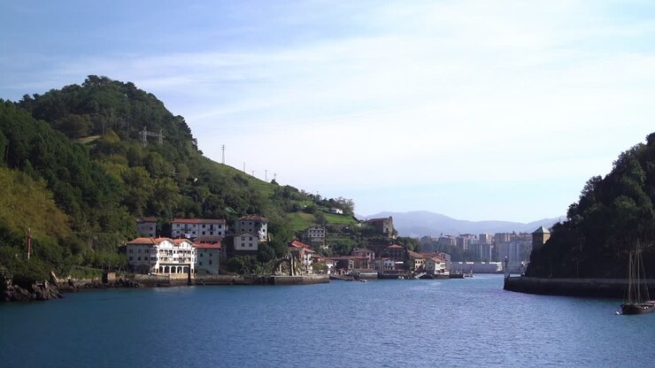 Pasaia, città portuale spagnola di Pasajes, vista sull'oceano e sul fiume.