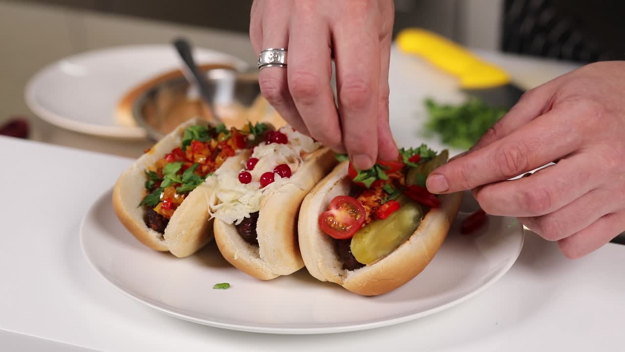 haciendo deliciosos perritos calientes