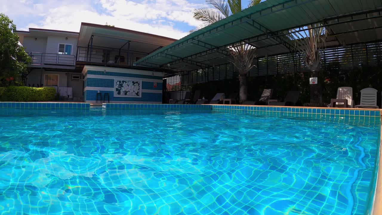 toma estática de una piscina con agua azul cuando hace buen tiempo