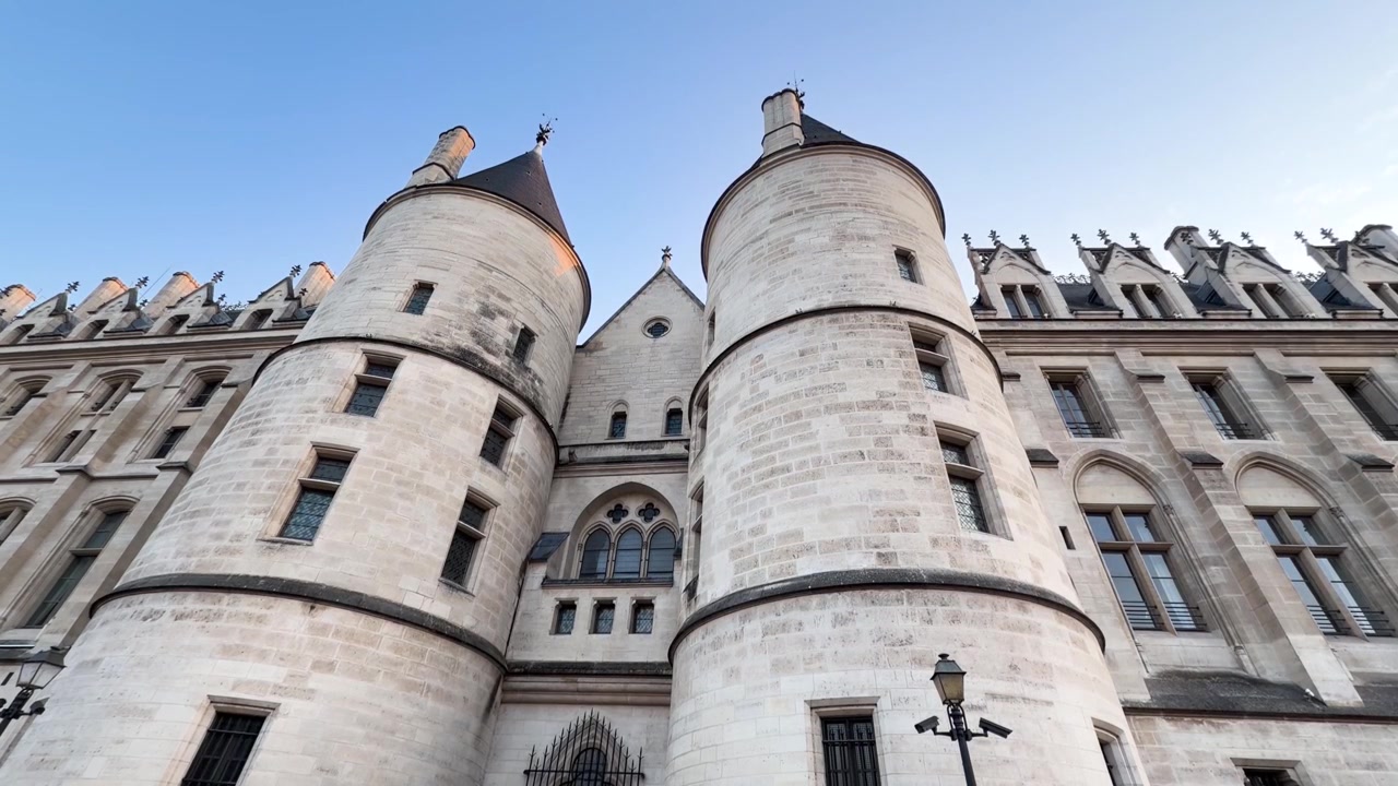 Fortezza storica ed ex palazzo reale a Parigi, Francia.