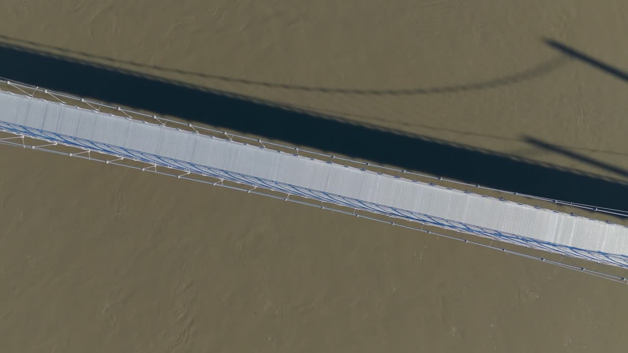 새로 지어진 서스펜션 보행자 다리 위에서 공중 나선형 촬영