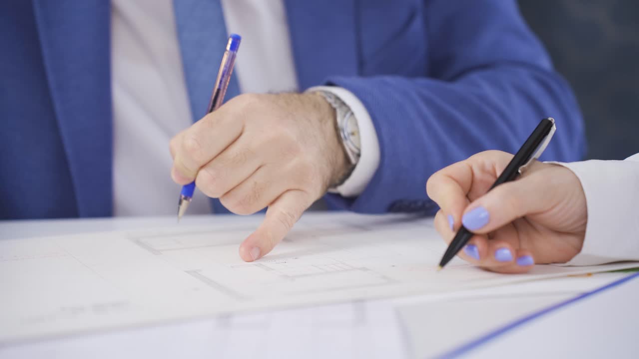 ingenieros masculinos y femeninos desarrollando ideas sobre proyectos arquitectónicos.