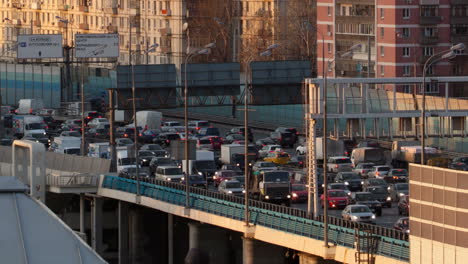 Zeitraffer-Verkehrsstau-Auf-Einer-Städtischen-Überführung