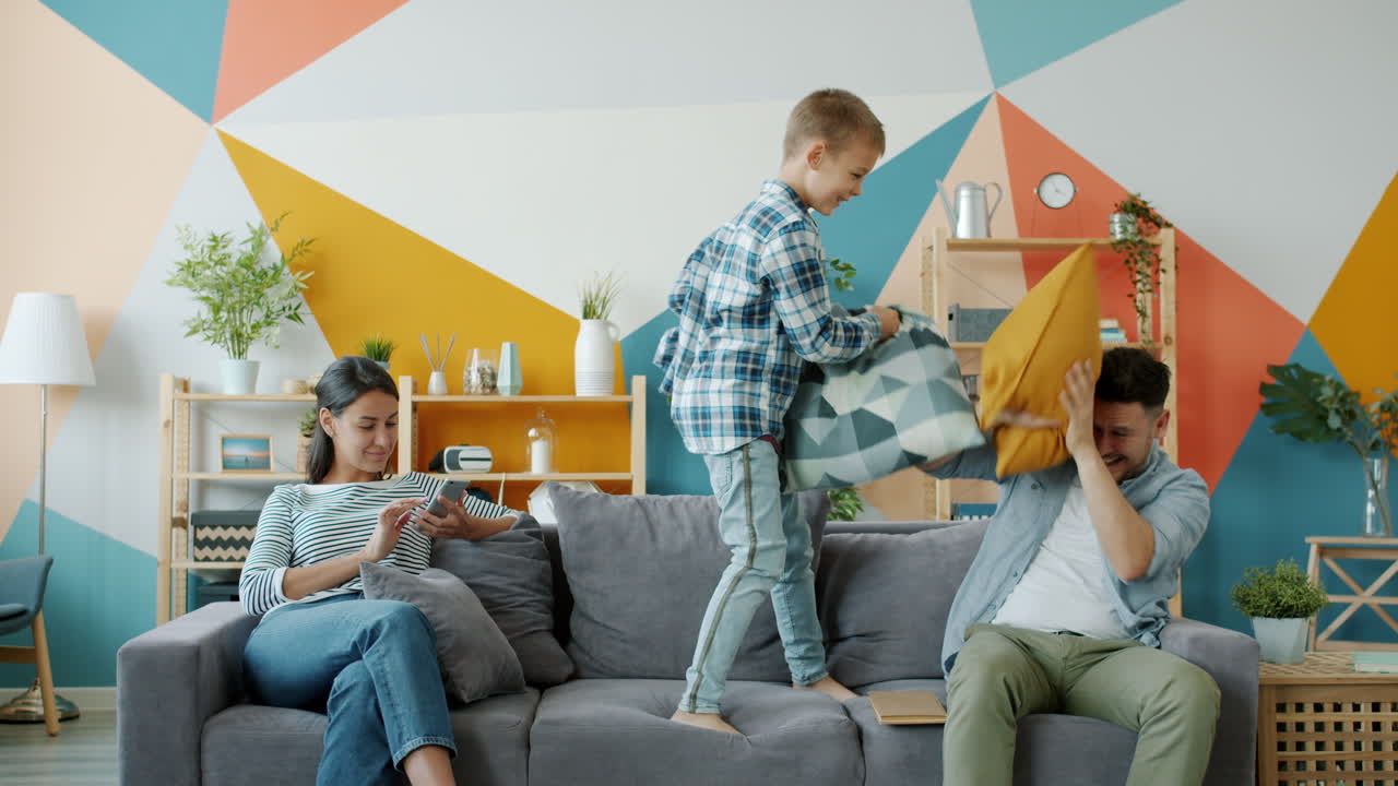 pelea de almohadas en la familia