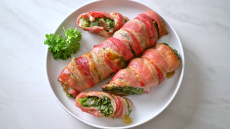 rollo de tocino horneado relleno de espinacas y queso
