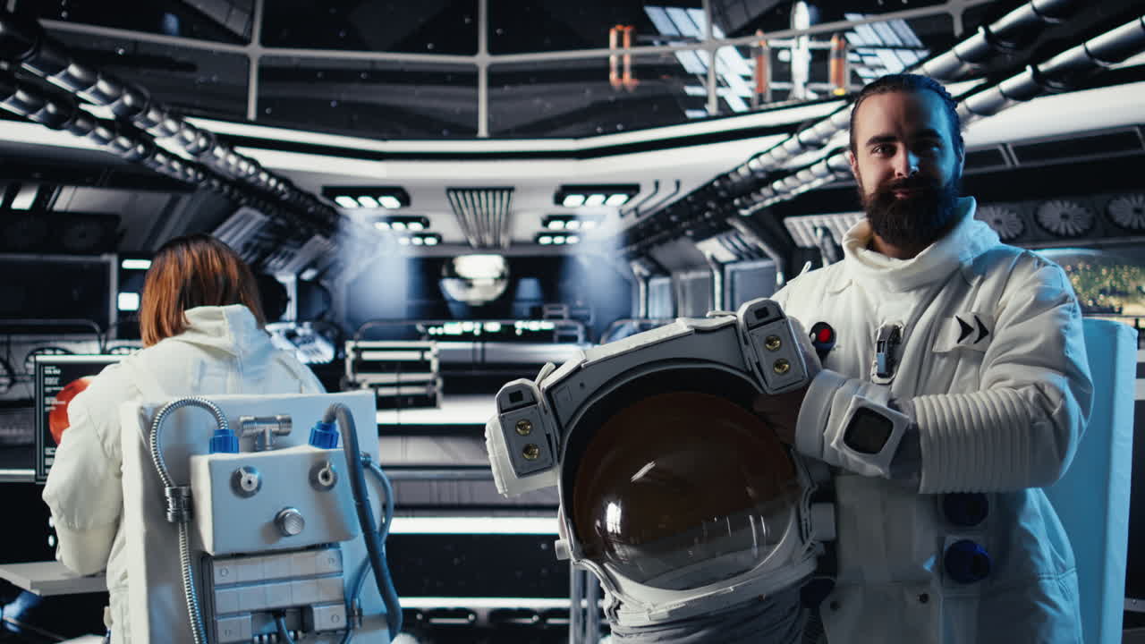 Ritratto di un astronauta sorridente che tiene un casco protettivo