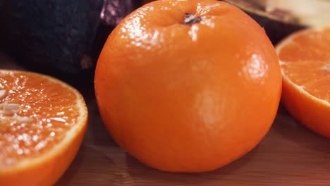 primer plano interior estático de hilado de limón naranja aguacate en un spinner