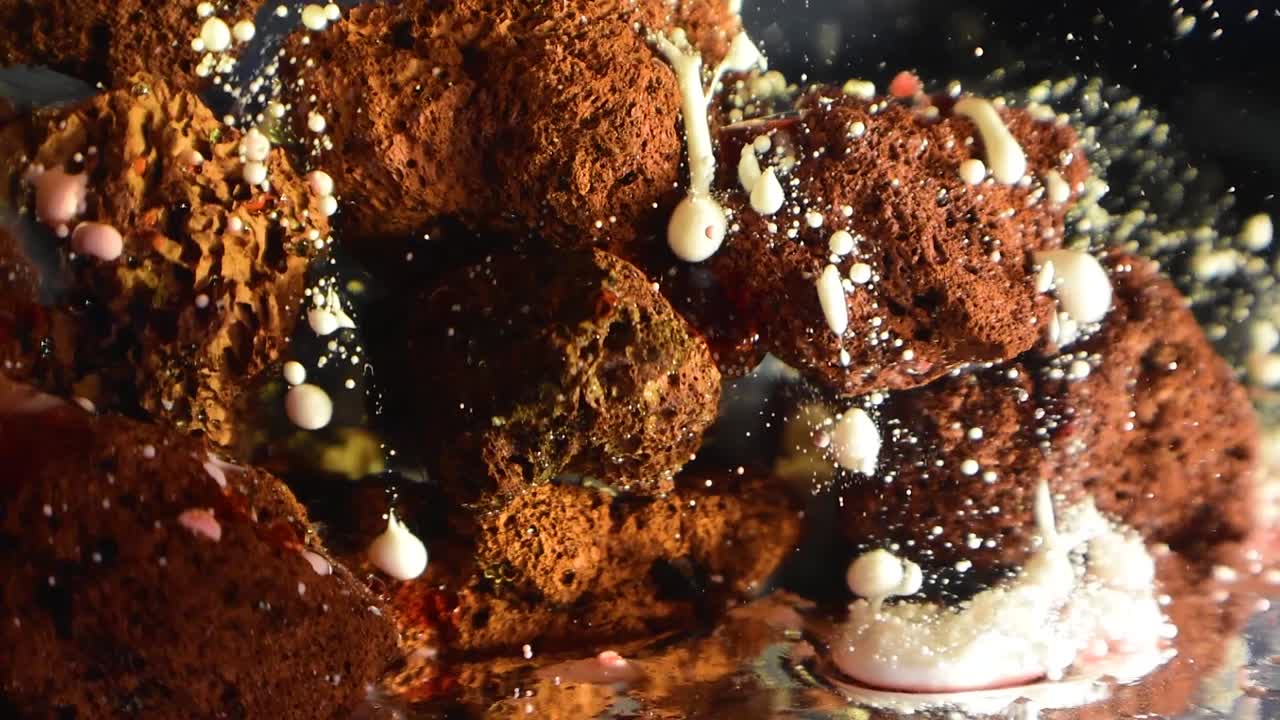 꿈꾸는 듯한 수중 효과 60fps를 갖춘 다공성 암석 외계 구조물 위로 떨어지는 유백색 기름 방울