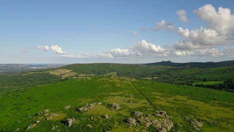 una toma aérea de un dron del parque nacional de dartmoor, devon