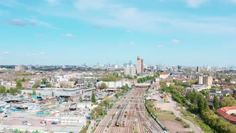 Un-Dron-De-Dolly-Back-Disparó-Sobre-Un-Tren-Que-Salía-Del-Oeste-De-Londres