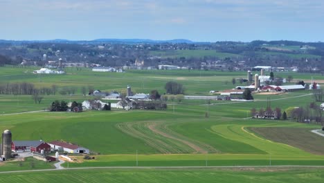 Viele-Bauernhäuser-Mit-Silos-Und-Grünen-Feldern-Im-Ländlichen-Raum-Der-USA