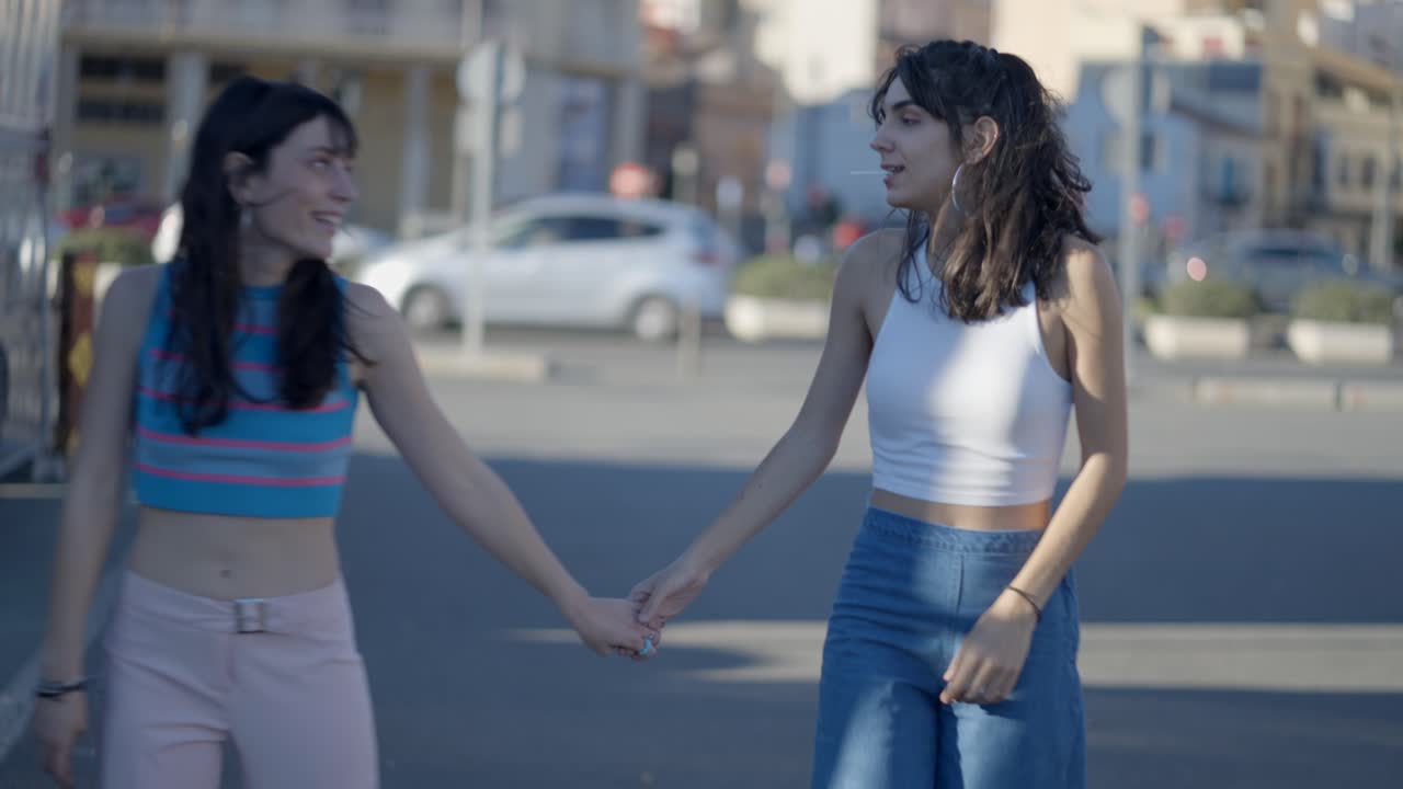 dos mujeres caminando y hablando en la calle