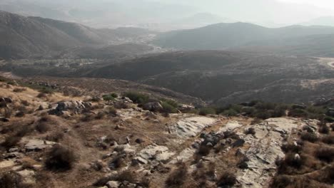 Una-Carretera-Atraviesa-Una-Zona-Montañosa