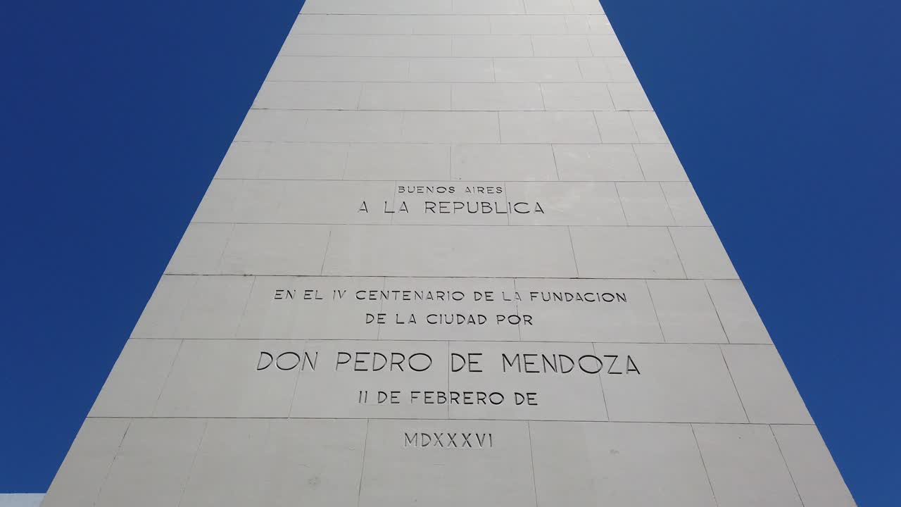 обелиск буэнос-айреса аргентина белый высокий памятник вблизи, кирпичный текст аргентинской независимости