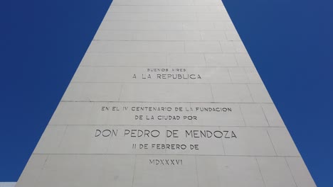 obelisco de buenos aires argentina monumento alto blanco de cerca, escritura de ladrillo de la fundación de la ciudad de la independencia argentina