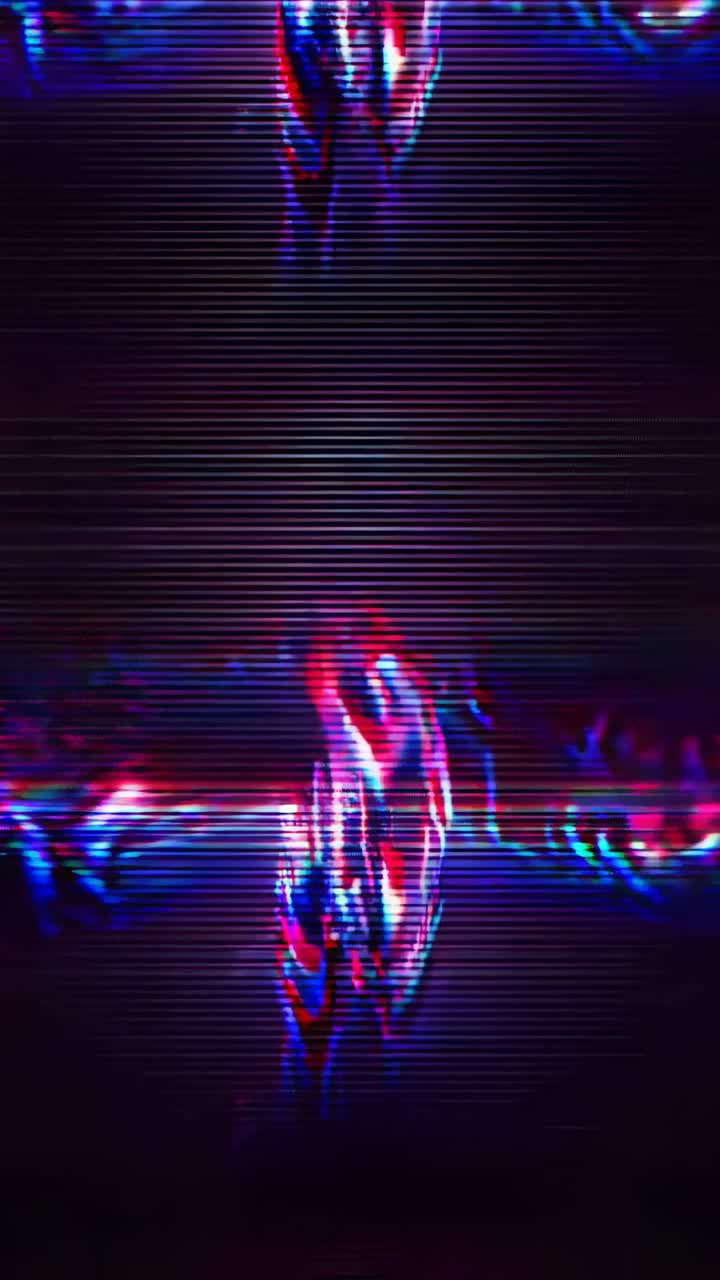 Un effetto video glitchato, dai toni viola, con una figura statica, visto da un'angolazione frontale